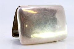 Étui en argent lisse avec une forme incurvée, une languette de traction et deux sangles intérieures