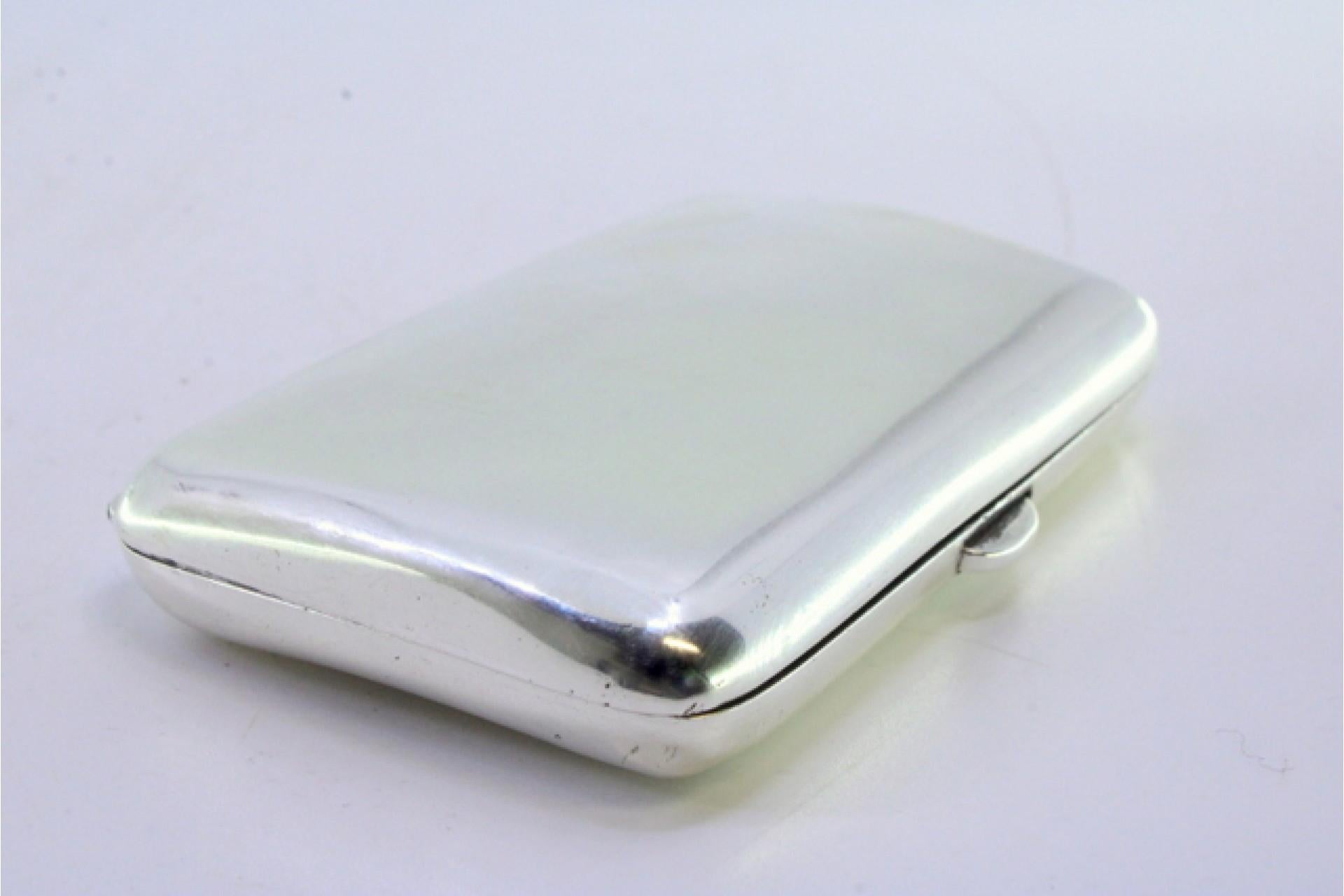 Smooth silver cigarette case with a curved shape and a spring-loaded hinged lid In Good Condition For Sale In Porto, PT