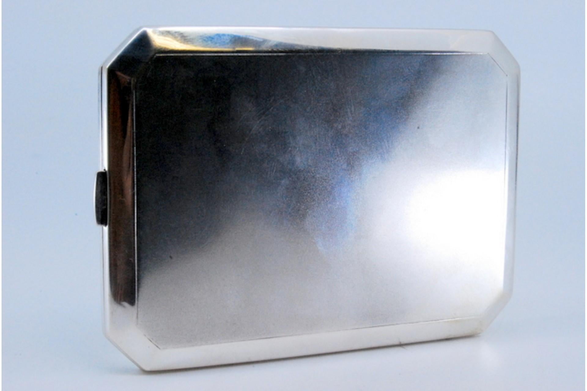 European Smooth silver cigarette case with beveled corners, gold interior and hinged lid For Sale