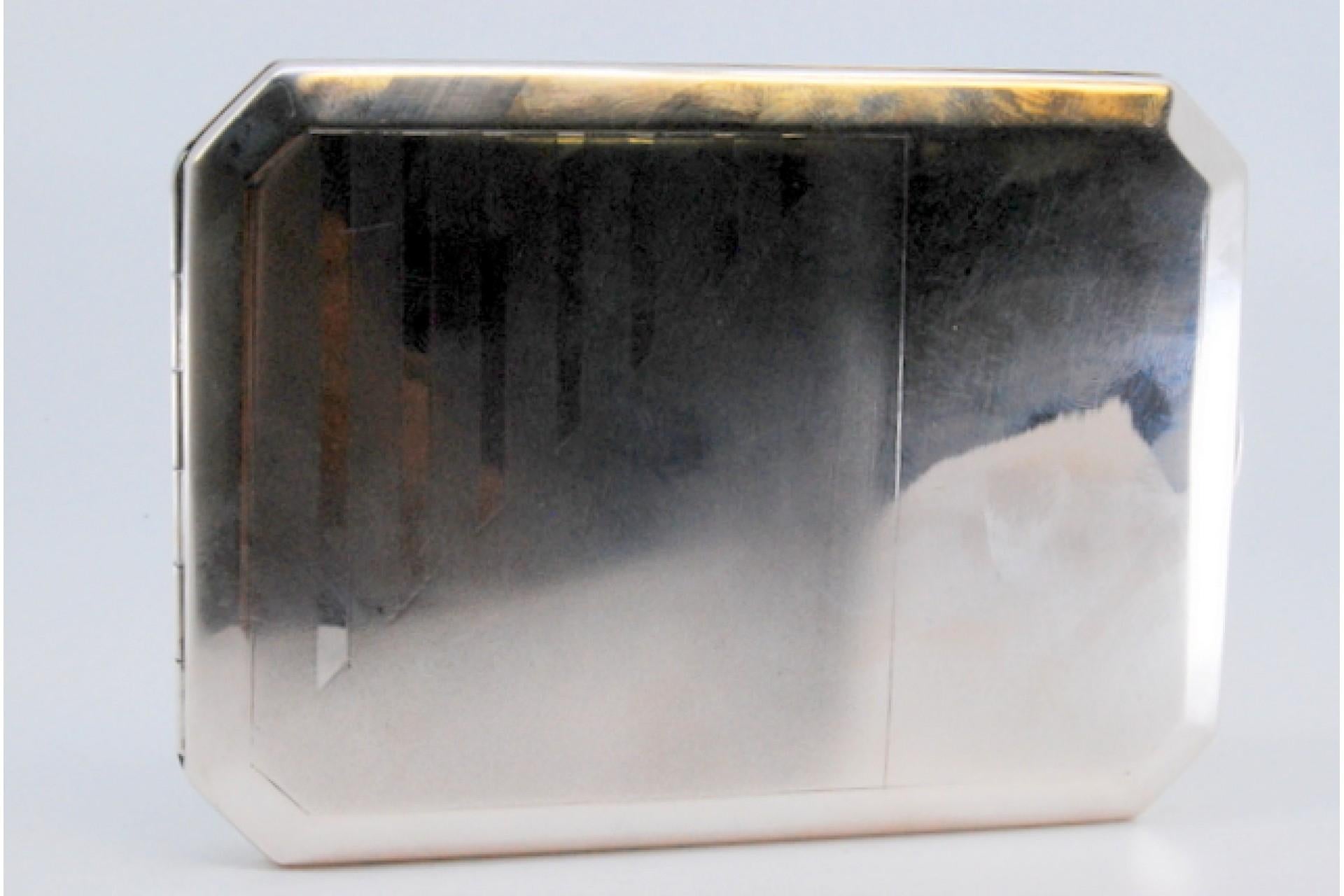 Smooth silver cigarette case with beveled corners, gold interior and hinged lid In Good Condition For Sale In Porto, PT