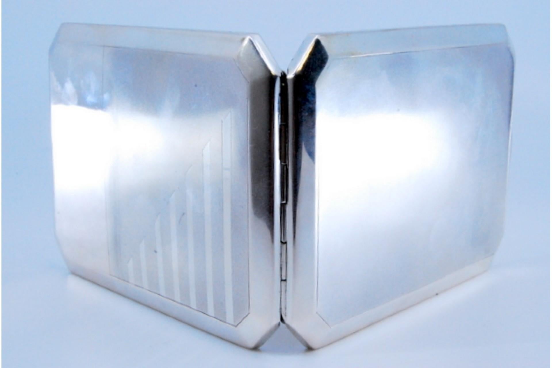Silver Smooth silver cigarette case with beveled corners, gold interior and hinged lid For Sale
