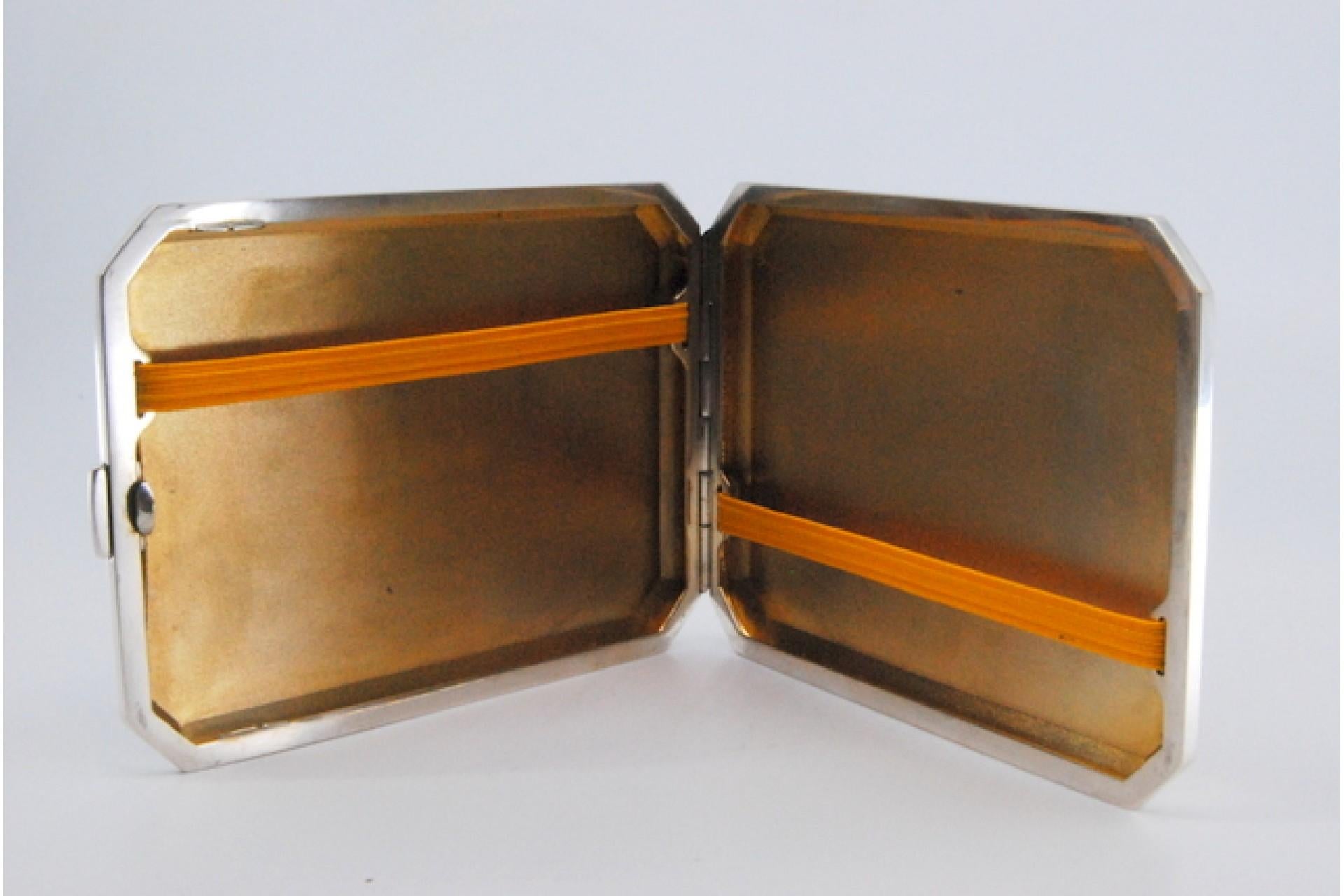 Smooth silver cigarette case with beveled corners, gold interior and hinged lid For Sale 1