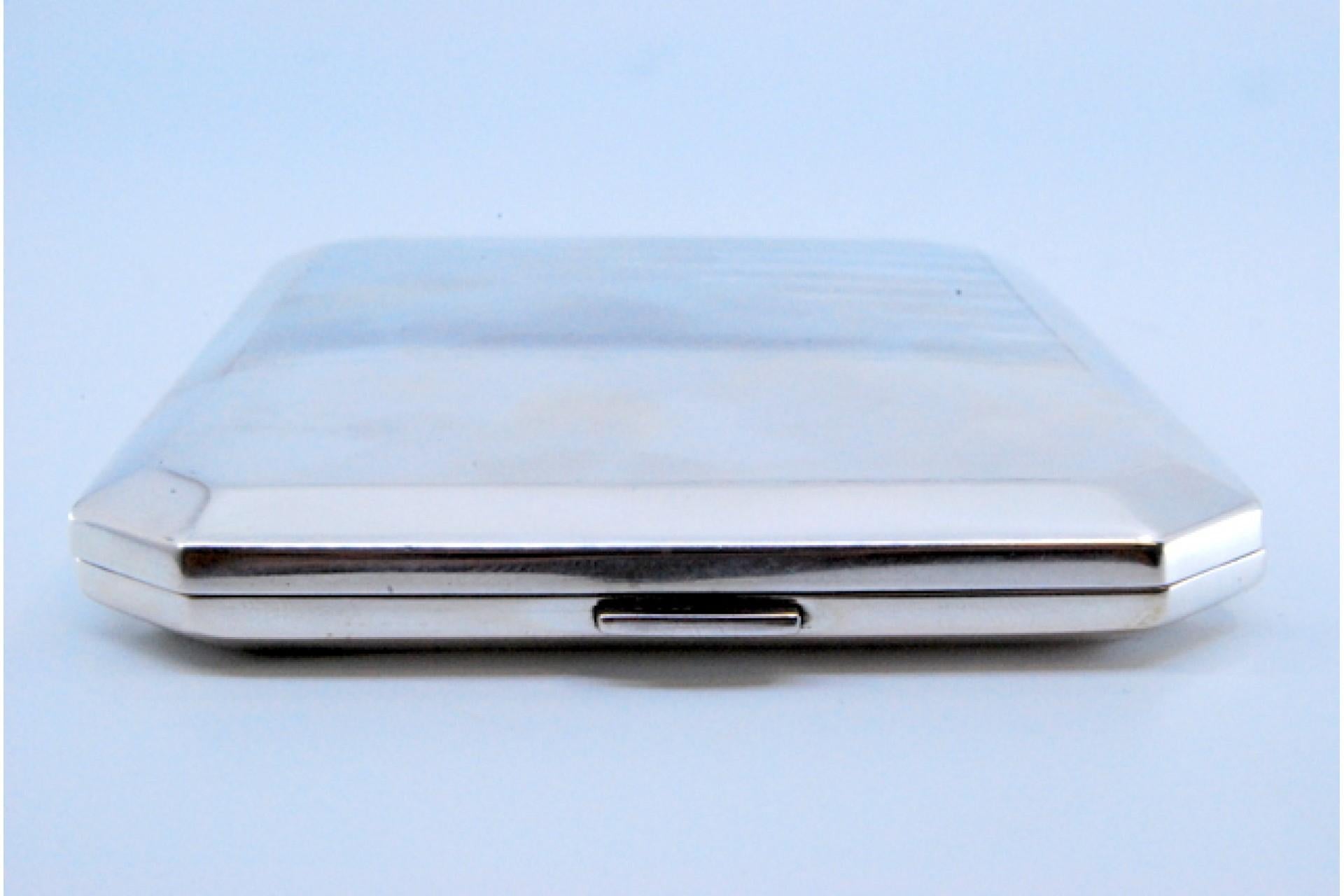 Smooth silver cigarette case with beveled corners, gold interior and hinged lid For Sale 2