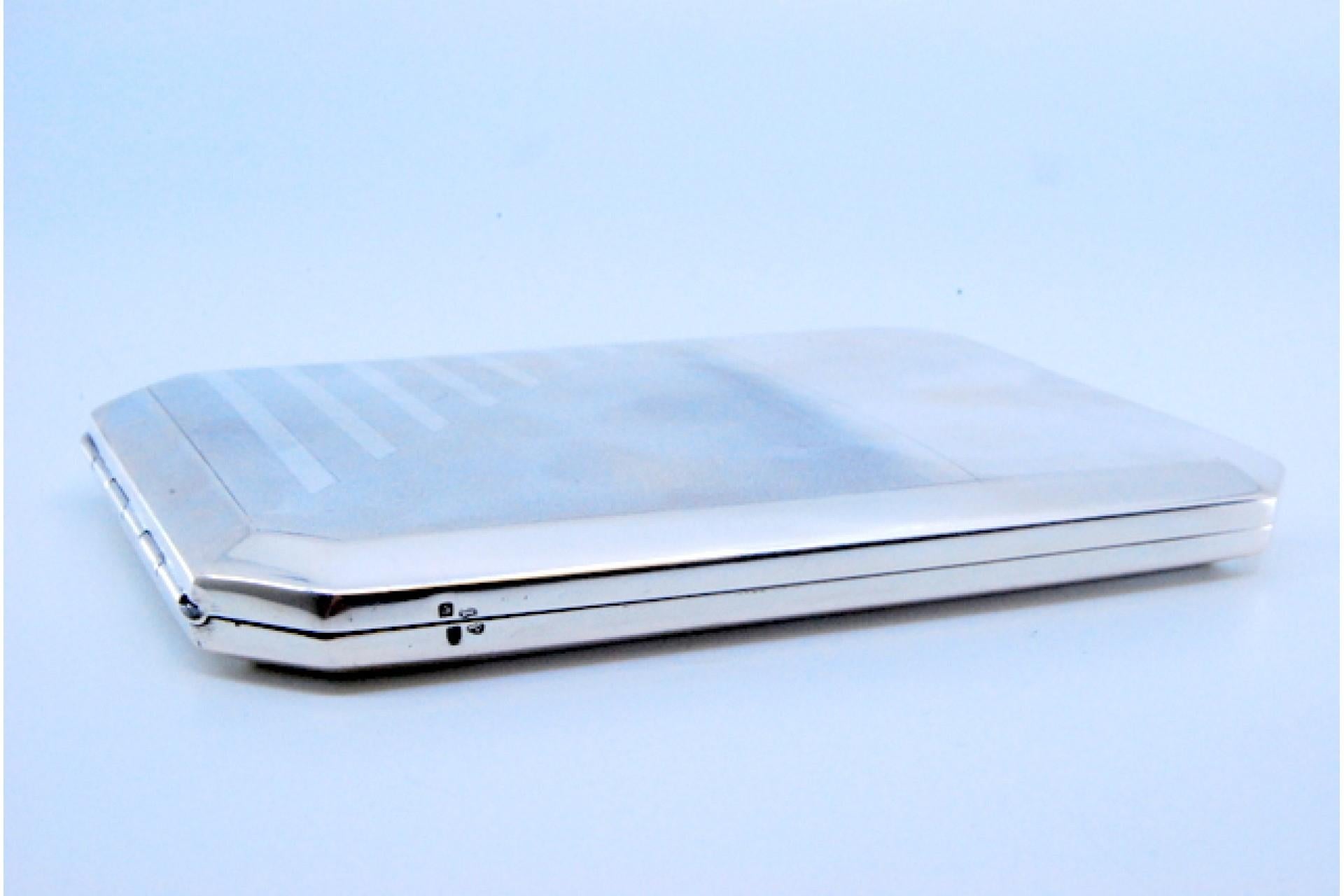 Smooth silver cigarette case with beveled corners, gold interior and hinged lid For Sale 3
