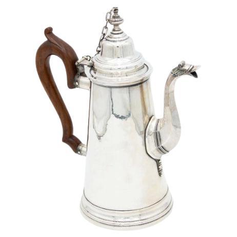 Cafetière en argent lisse avec poignée en bois de châtaignier