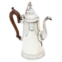 Smooth silver coffee maker with chestnut wood handle