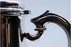 Cafetière en argent lisse avec poignée surélevée et couvercle à bouton