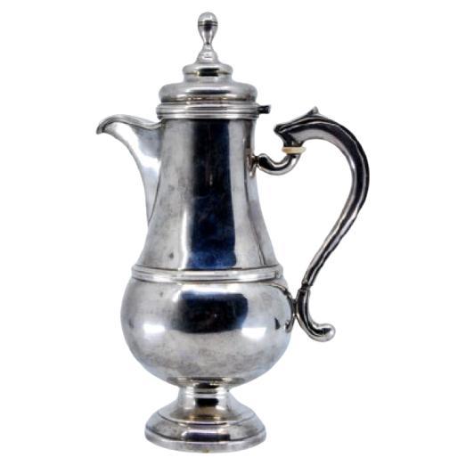 Caffettiera d
argento liscia, con bordi perlinati e coperchio incernierato con pomello