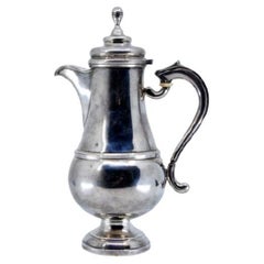 Caffettiera d
argento liscia, con bordi perlinati e coperchio incernierato con pomello