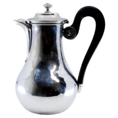 Caffettiera in argento liscio con manico in legno di castagno e pomello sul coperchio