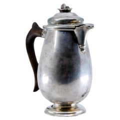 Caffettiera in argento liscio con manico in legno di castagno e pomello sul coperchio