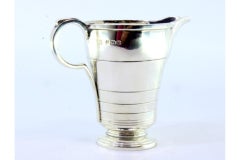 Smooth silver creamer with border trim & circular base