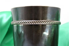 Smooth silver cup with a frieze revealed on the edge