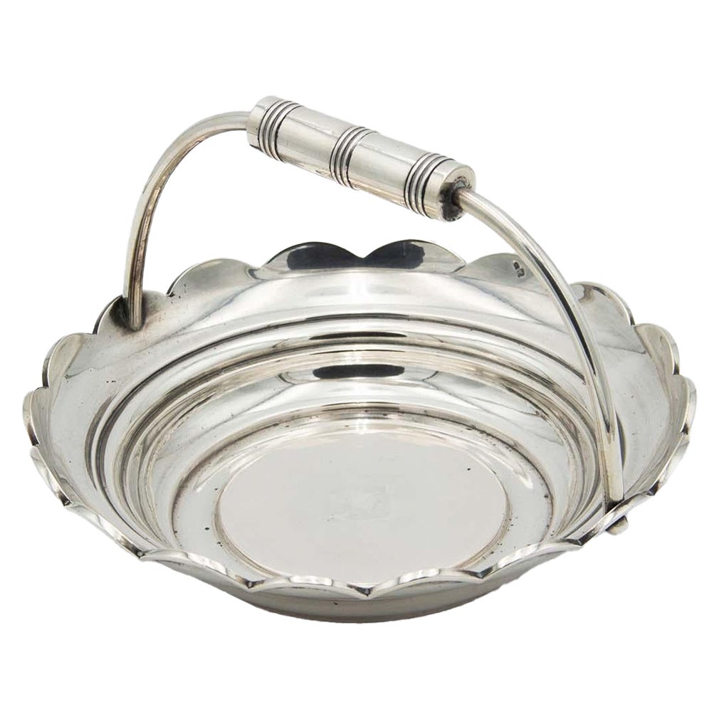 Smooth silver fruit bowl with fixed beaded handle
