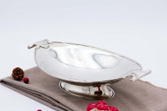 Smooth silver fruit bowl with raised, elliptical-shaped handles