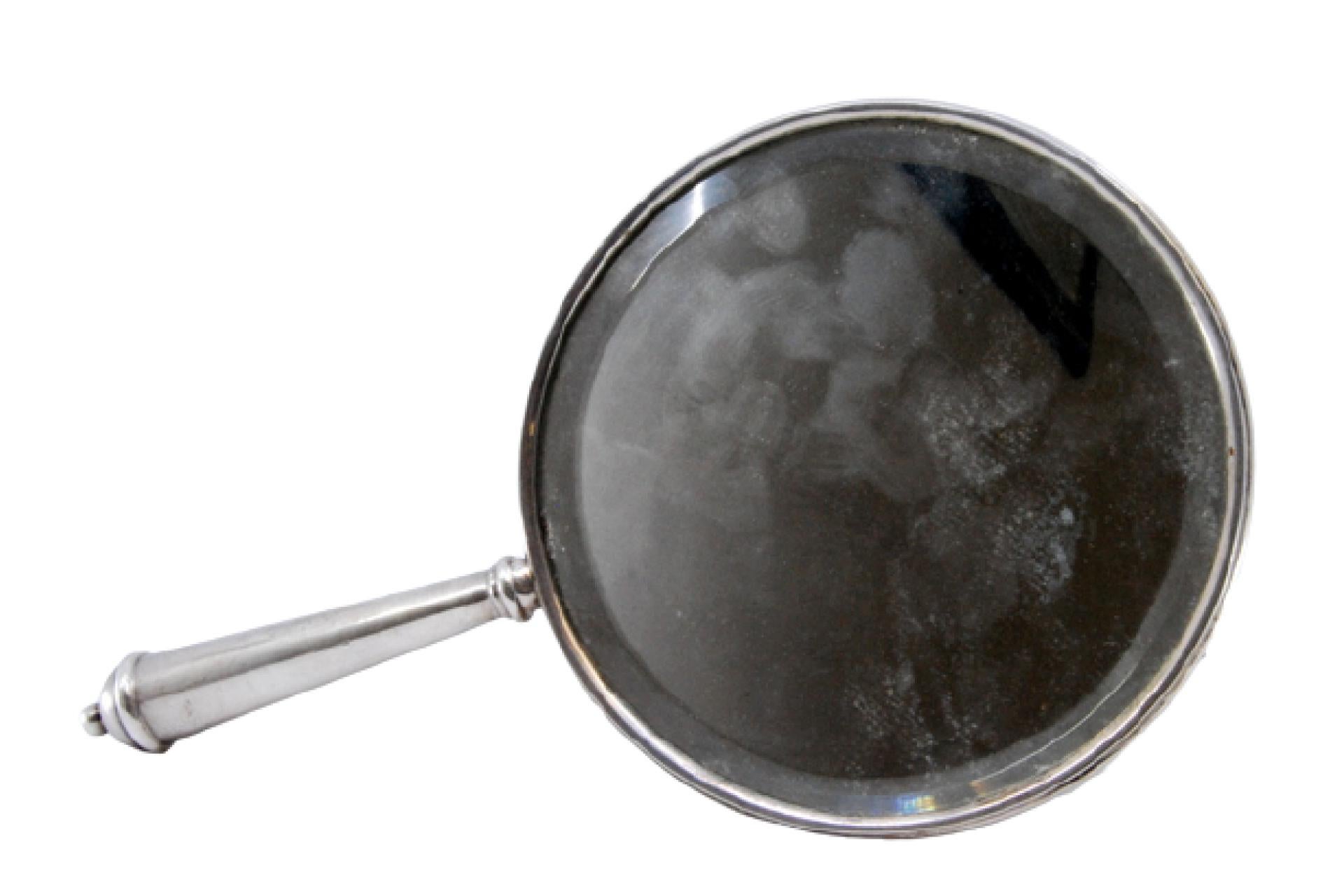 Smooth silver hand mirror with grooves on the handle and frame For Sale