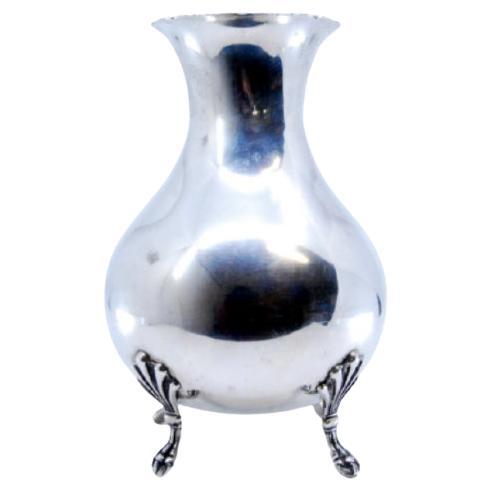 Smooth silver jug, beaded on the rim and resting on three claw-shaped feet For Sale