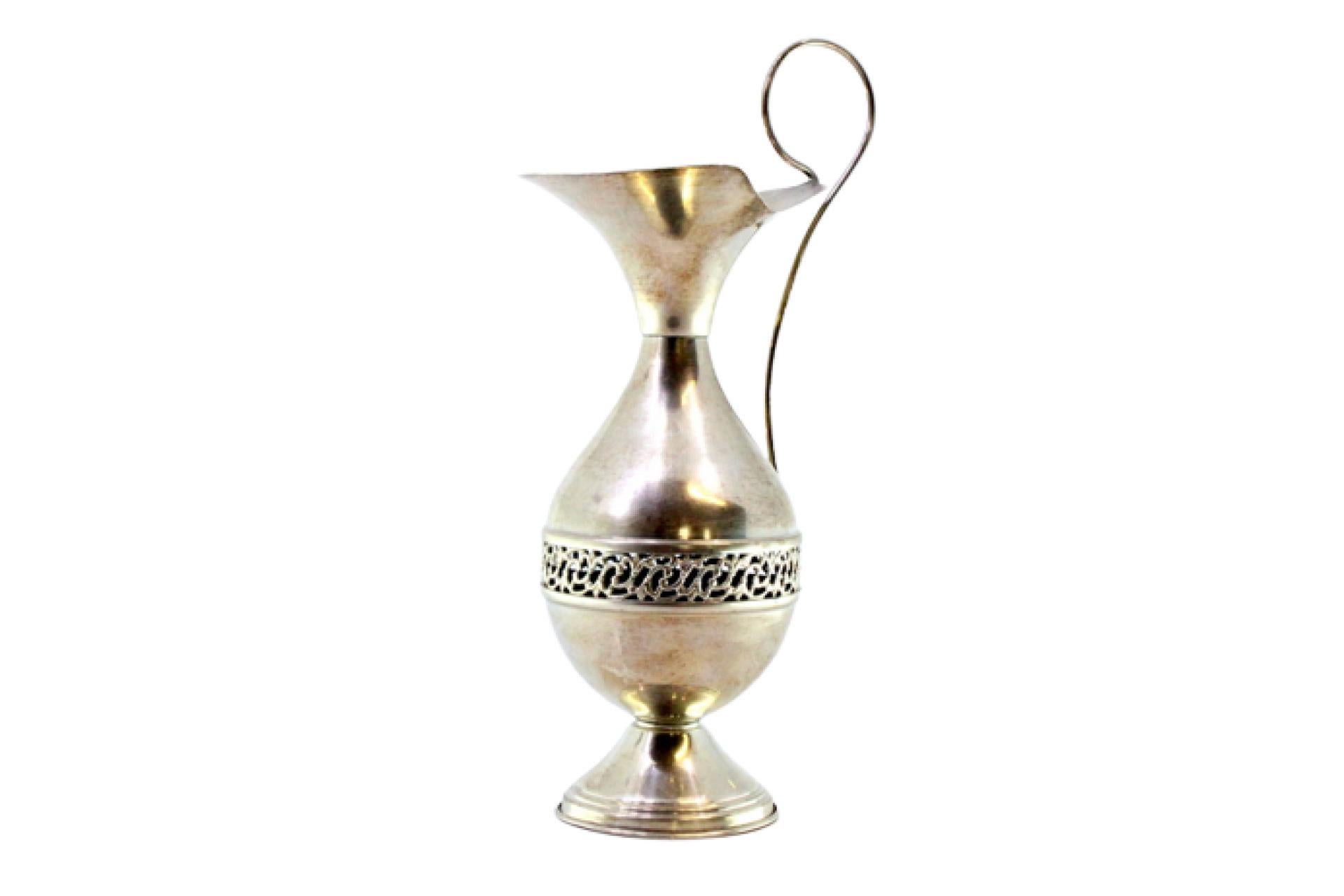 Smooth silver jug For Sale