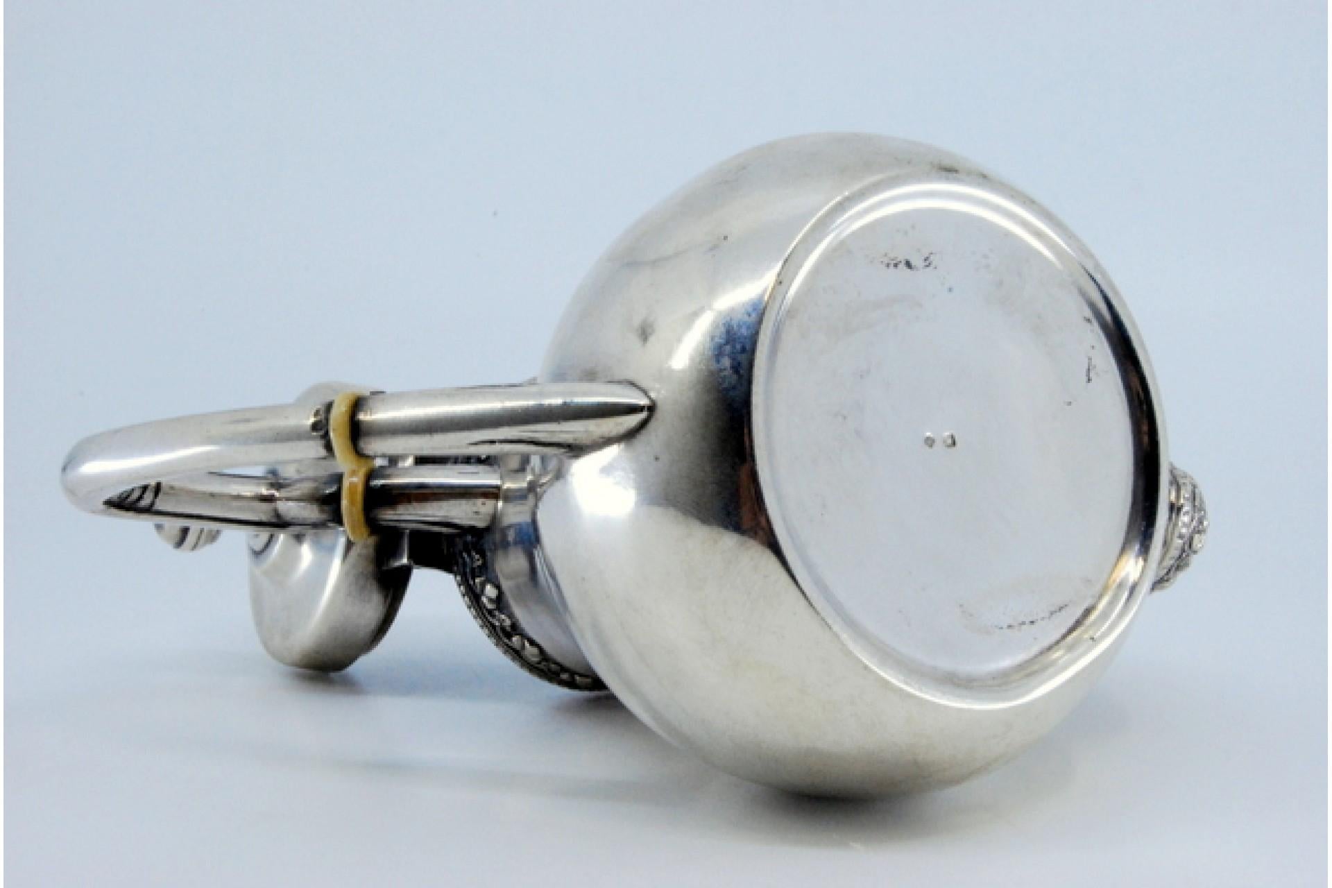 Européen Smooth silver kettle with grooved rim and spout, raised handle and lid knob en vente