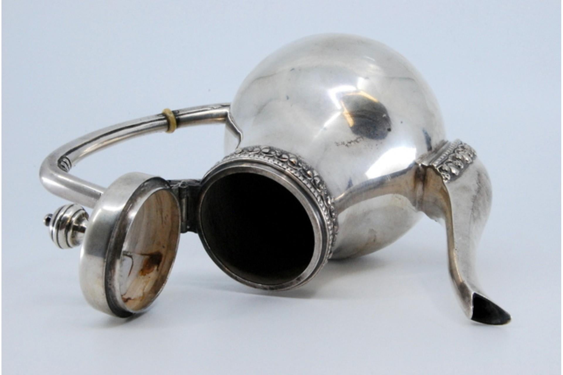 Smooth silver kettle with grooved rim and spout, raised handle and lid knob Bon état - En vente à Porto, PT