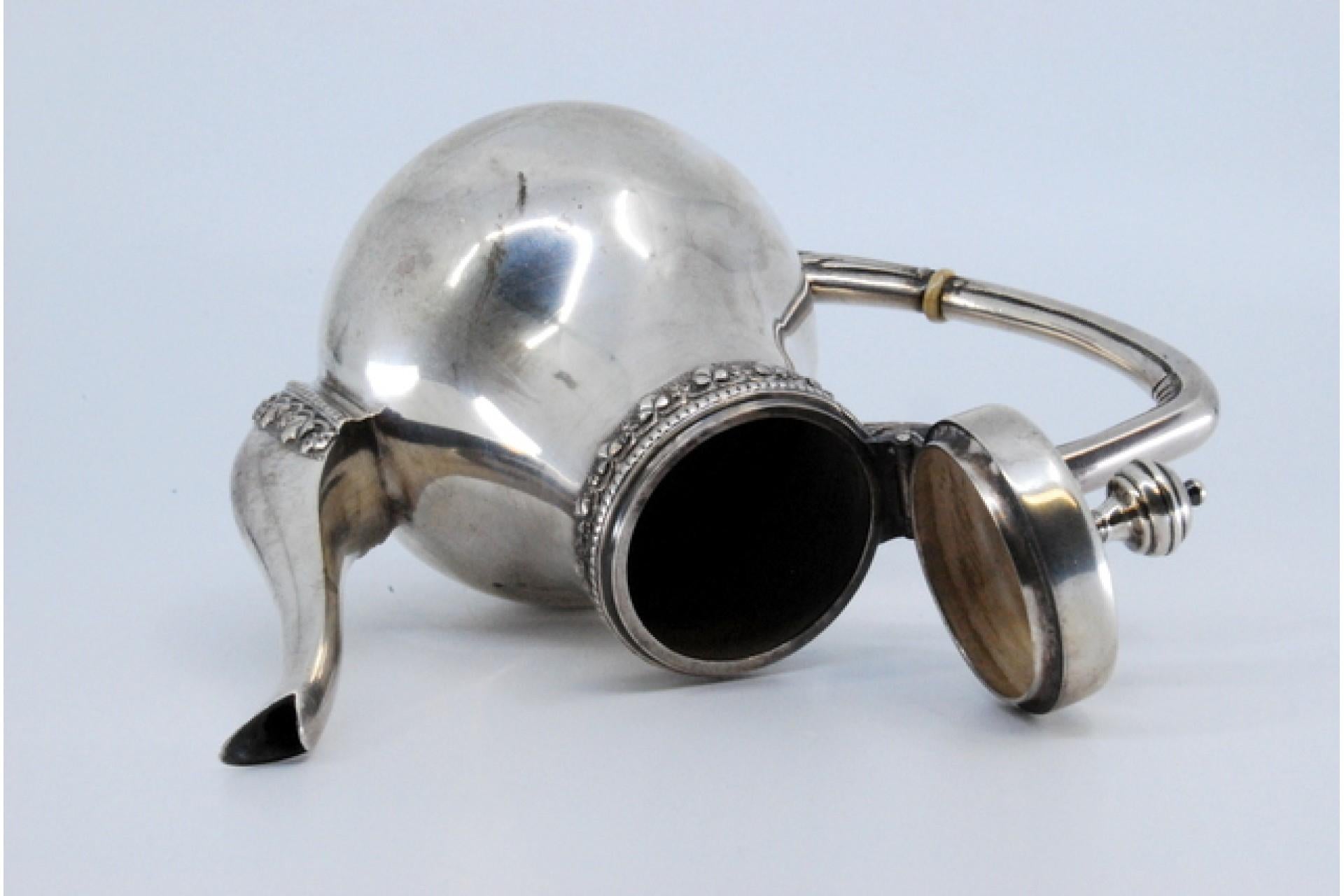 Argent Smooth silver kettle with grooved rim and spout, raised handle and lid knob en vente