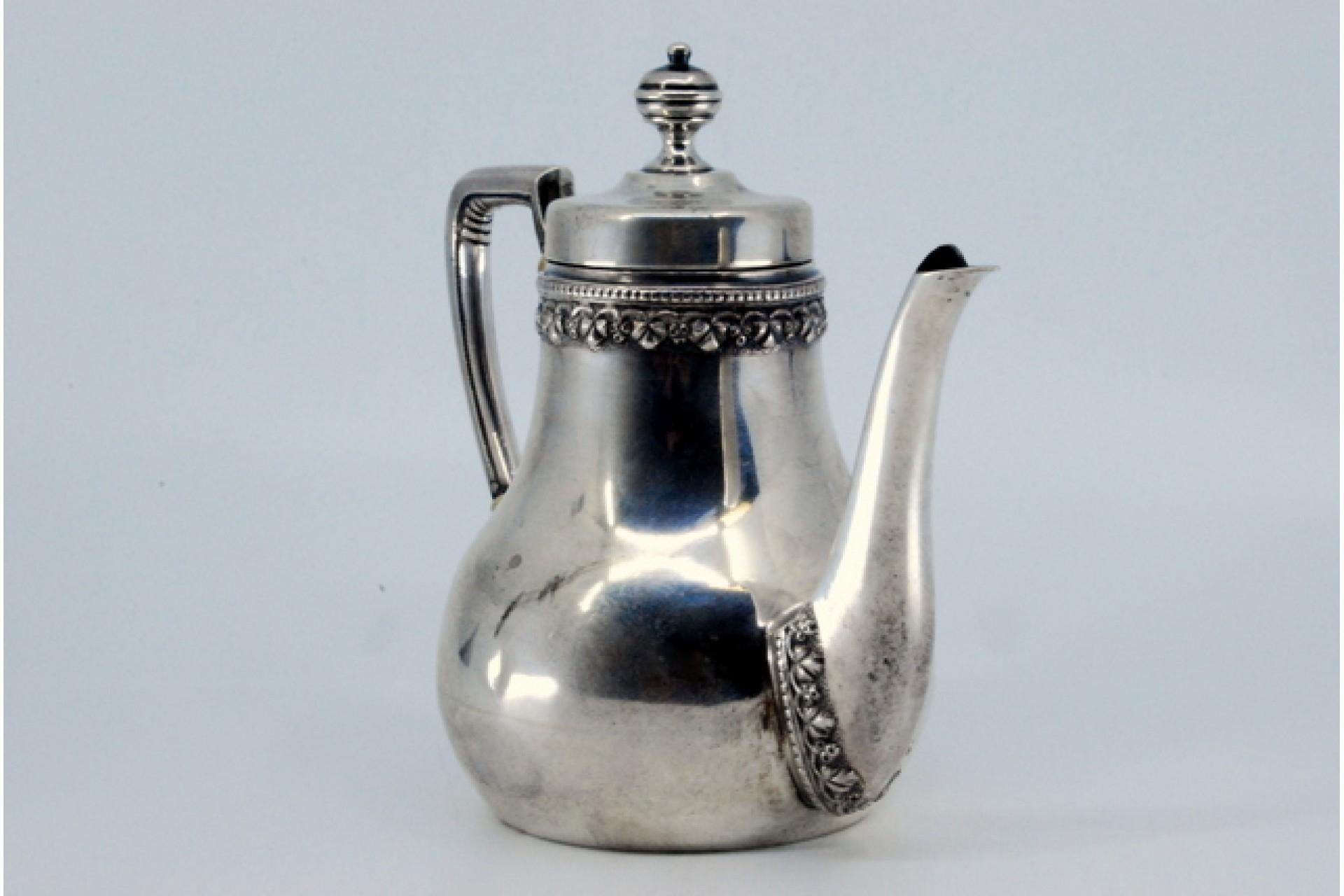 Smooth silver kettle with grooved rim and spout, raised handle and lid knob en vente 1