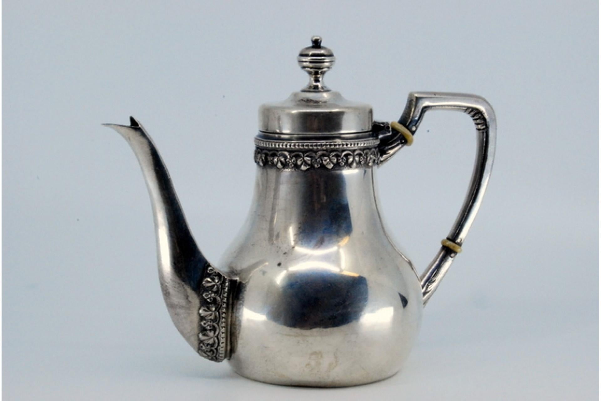 Smooth silver kettle with grooved rim and spout, raised handle and lid knob en vente 2