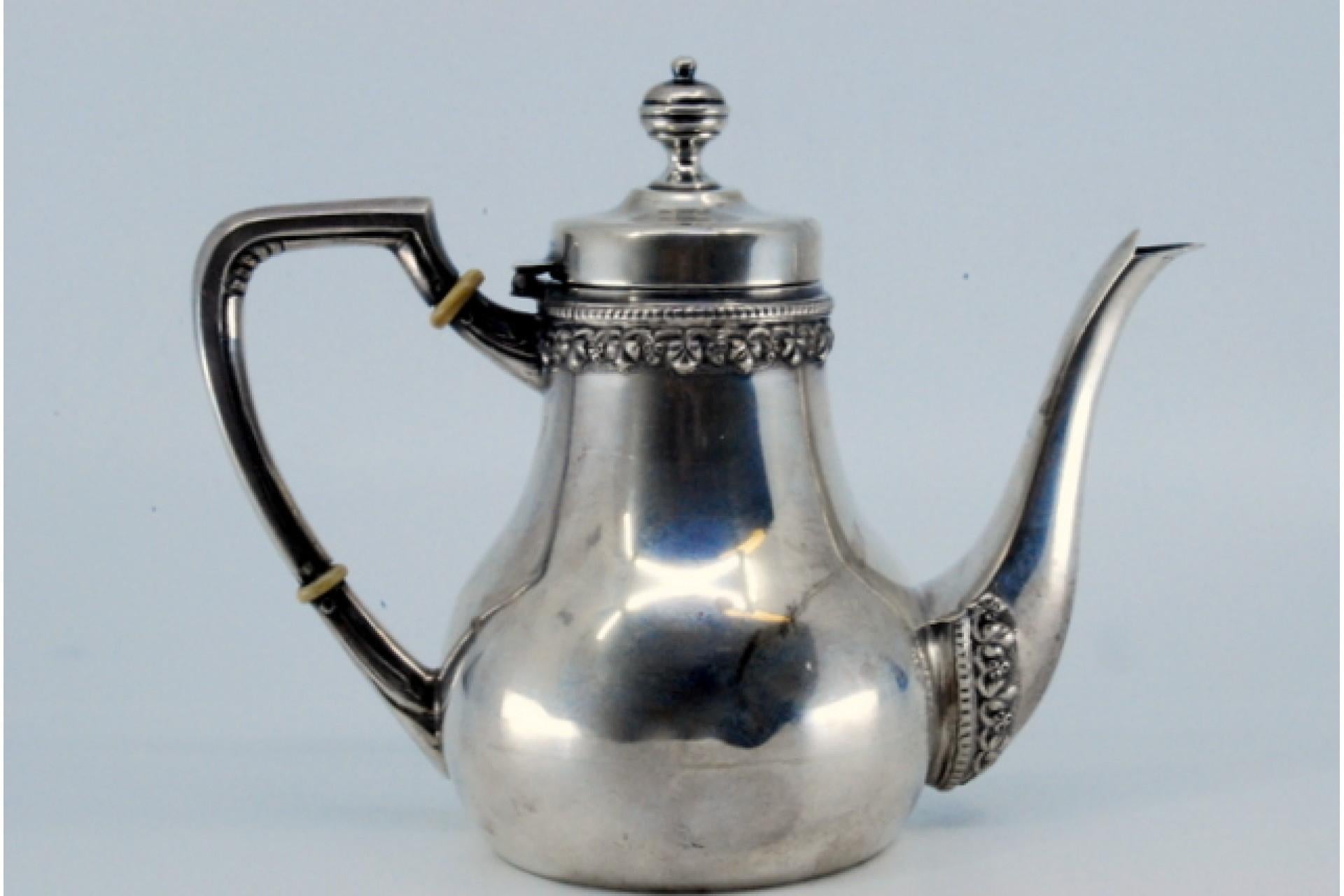 Smooth silver kettle with grooved rim and spout, raised handle and lid knob en vente 3