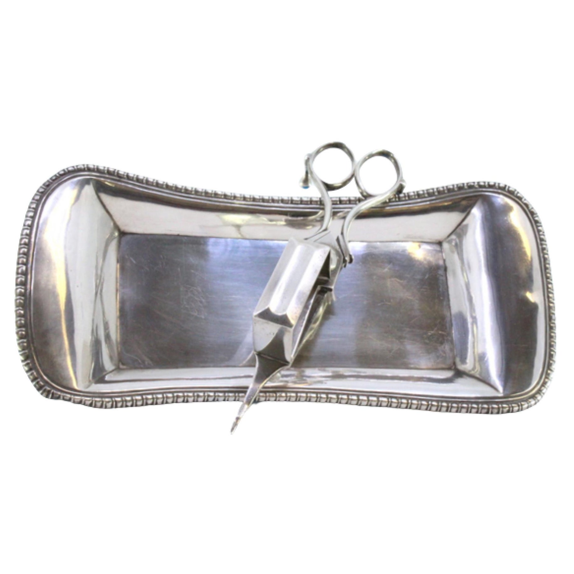 Smooth silver morrões tray 
scissors w/ friezes 
4 claw feet