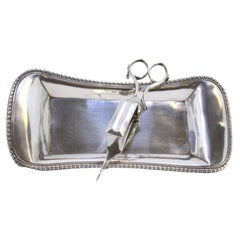 Smooth silver morrões tray 
scissors w/ friezes 
4 claw feet