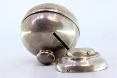 Smooth silver piggy bank with circular base
