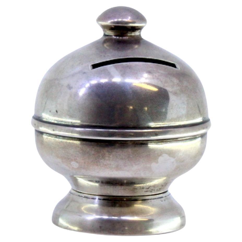 Smooth silver piggy bank with circular base