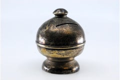 Smooth silver piggy bank with filled bottom and knob on top