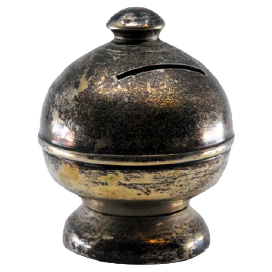 Hucha de plata lisa con fondo relleno y pomo en la parte superior