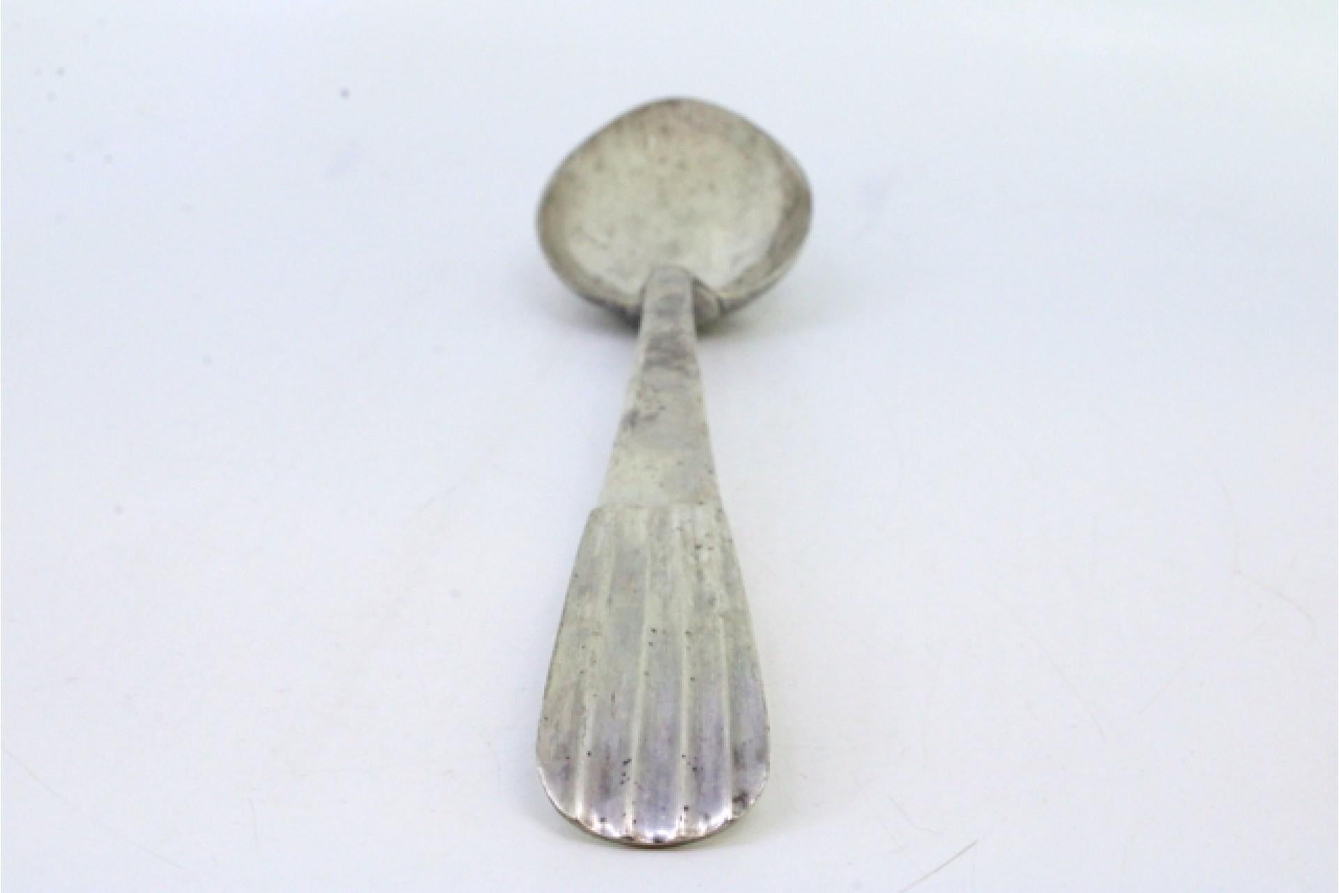 Descripción: Cuchara arrocera y de servir de plata lisa con relieves en forma de caña en el mango. Metal: Silver. Origen: Portugués. Marca: Cabeça de escravo. Peso: 129,91 gramos. Dimensiones: 26 cm x 5,5 cm. Contenido: 833/1000. Marca de ensayo: