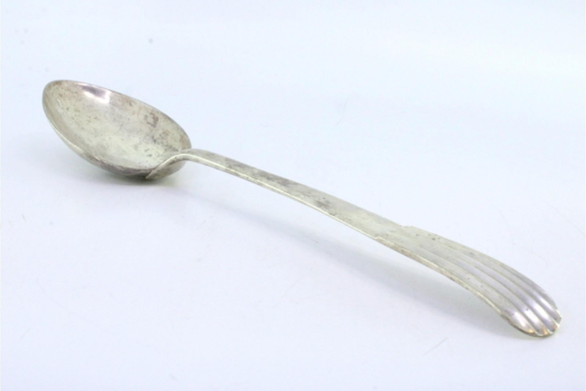 Smooth silver rice/serving spoon with caninhas-style relief handle Silver en venta