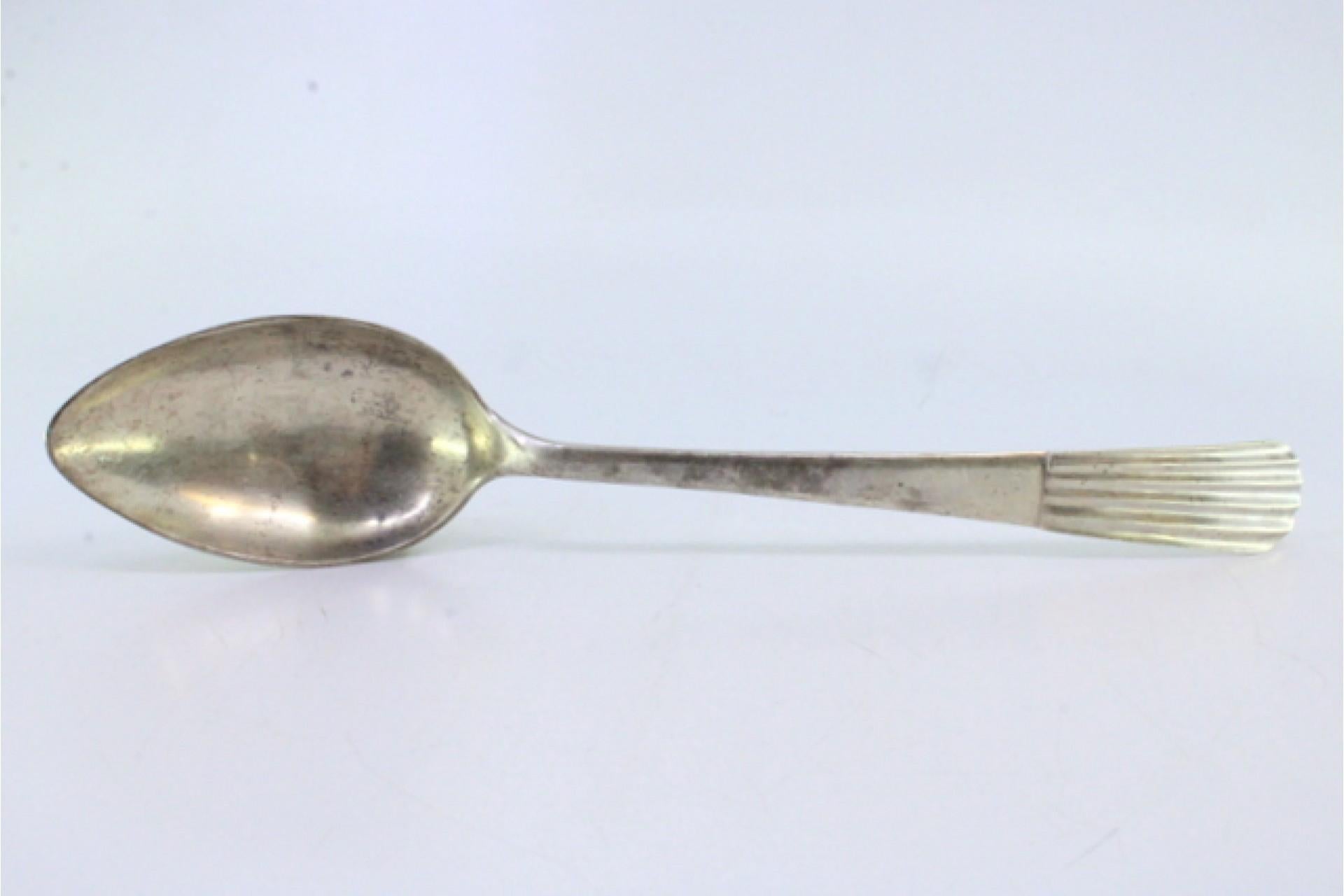 Smooth silver rice/serving spoon with caninhas-style relief handle en venta 1