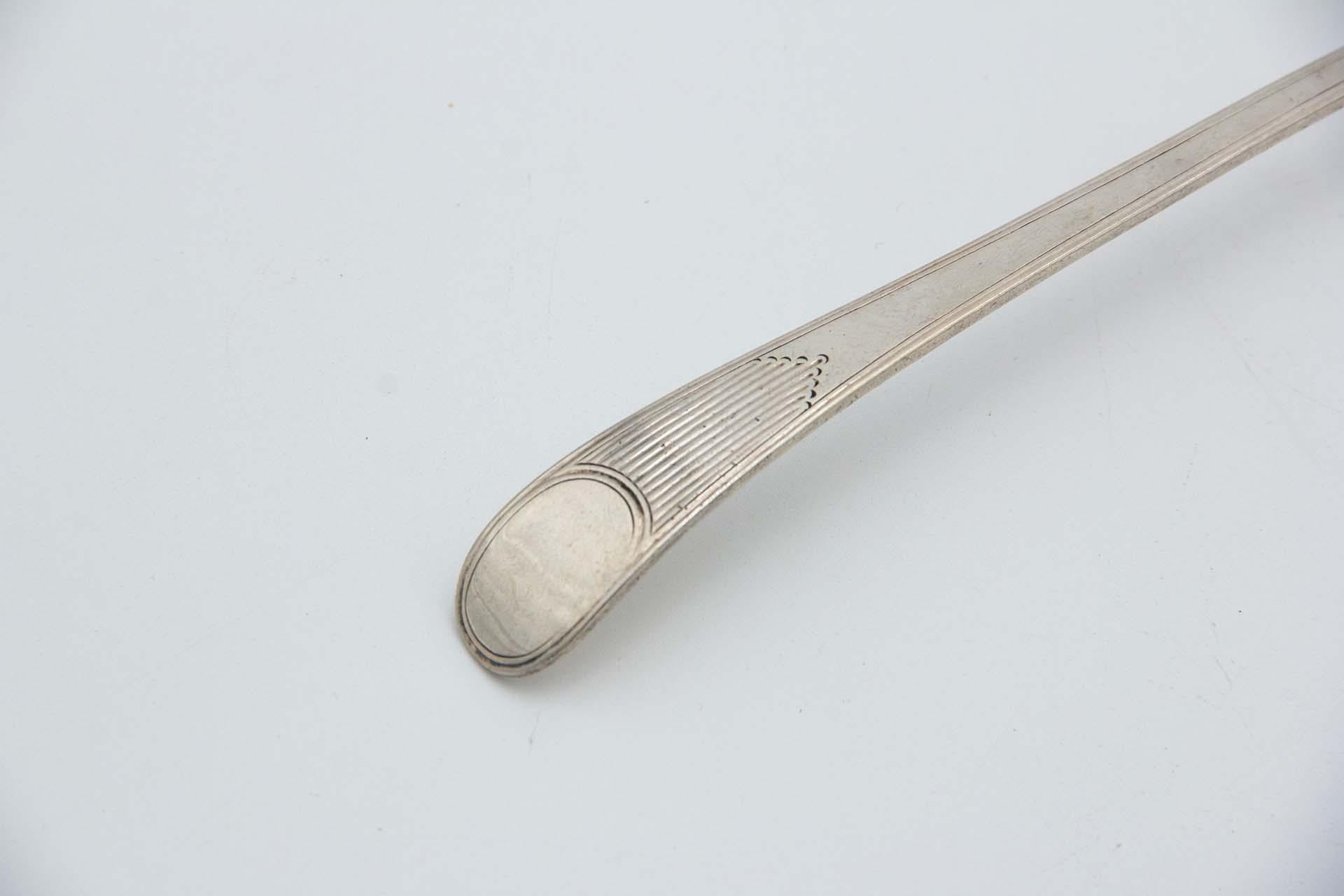 Beschreibung: Glatte Silberschale mit Rillen und Kartusche auf dem Griff. Metall: Silber. Herkunft: Portugiesisch. Marke: Porto Coroa. Gewicht: 175,98 Gramm. Abmessungen: 30,5cmx7,5cm. Inhalt: 833/1000. Prüfzeichen: Ja, vom 15. Jahrhundert bis 1885.