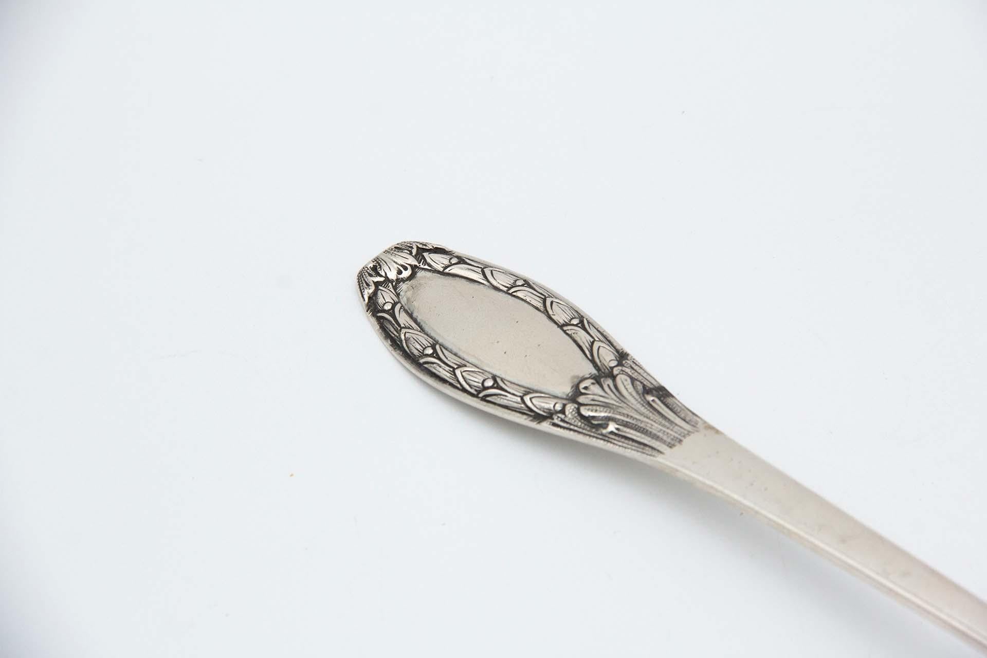 Description : Coquille en argent lisse avec reliefs et cartouche sur la poignée. Métal : Argent. Origine : Portugais. Marque : boar II Titre. Poids : 185,45 grammes. Dimensions : 30,5 cm x 6 cm : 30.5cmx6cm. Contenu : 833/1000. Marque de contrôle :