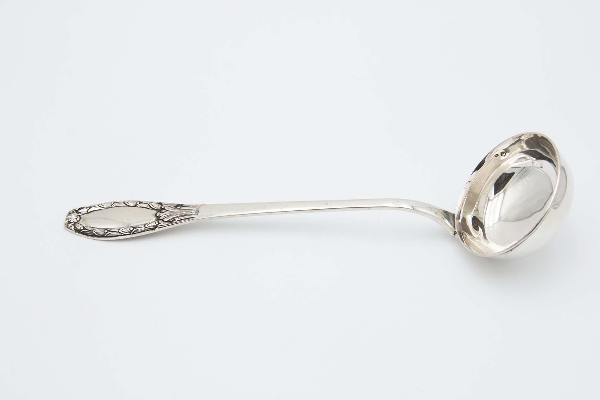 Européen Smooth silver shell with reliefs en vente