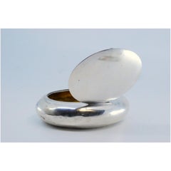 Smooth silver snuffbox in elliptical shape with hinged lid