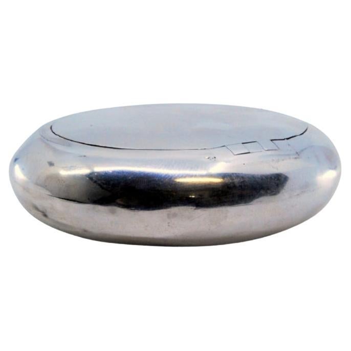 Smooth silver snuffbox in elliptical shape with hinged lid