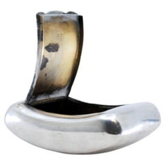 Smooth silver snuffbox with a curved shape and a hinged lid