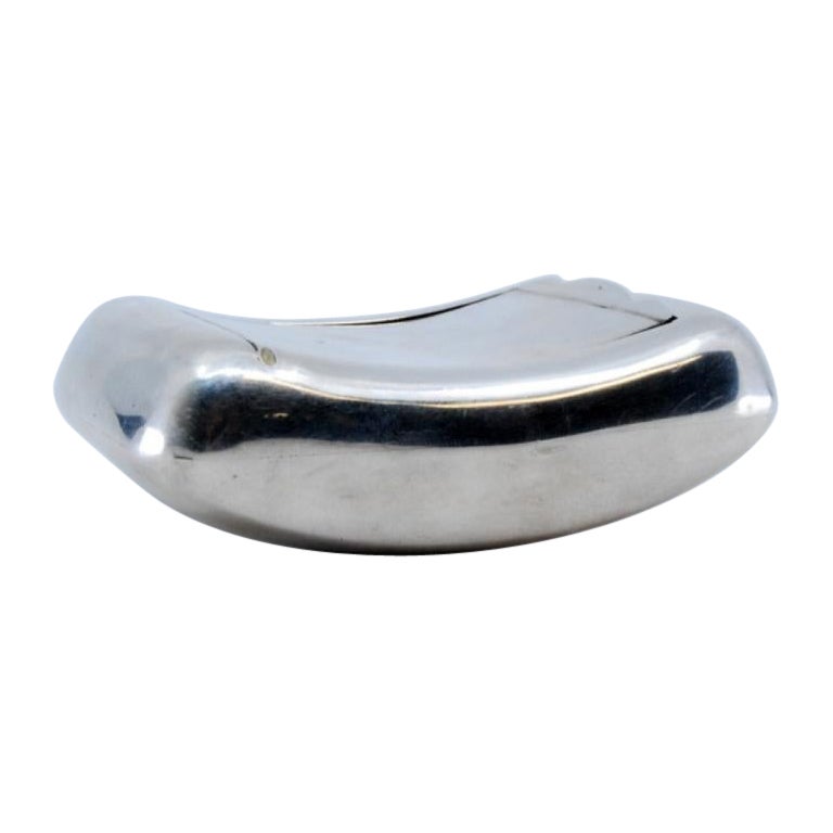 Smooth silver snuffbox with a curved shape and a hinged lid en venta