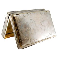 Tabacchiera in argento liscio con scena equestre incisa