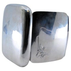 Smooth silver snuffbox with flowers on the hinged lid in the Art Nouveau style