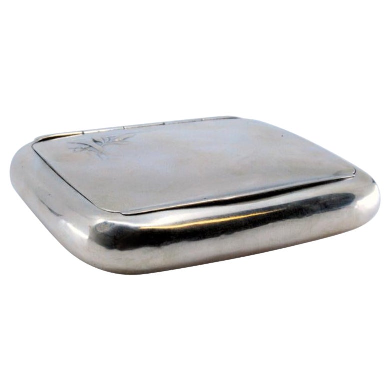 Smooth silver snuffbox with flowers on the hinged lid in the Art Nouveau style For Sale