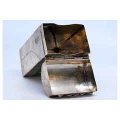 Smooth silver snuffbox with reliefs on the lid for opening