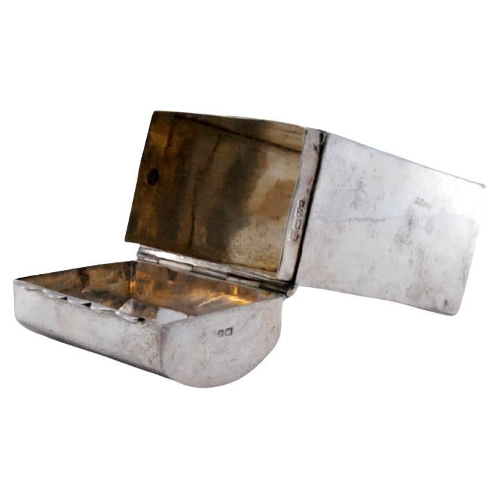 Smooth silver snuffbox with reliefs on the lid for opening