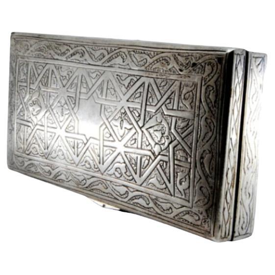 Smooth silver snuffbox with wood-lined interior For Sale